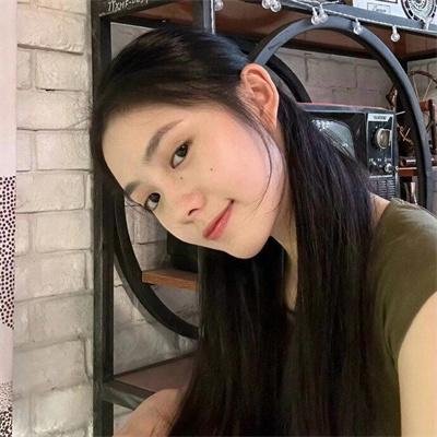 黑白照片的少女